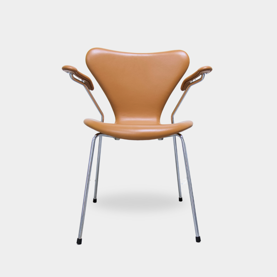 Arne Jacobsen, Syveren chair with armrests in Soft / Cognac