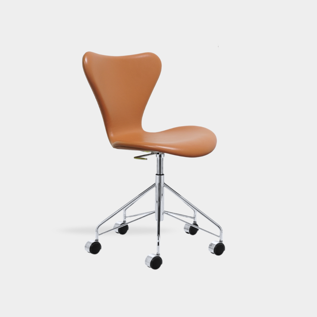Arne Jacobsen Kontor 7’er stole – I cognac (Soft Læder) 