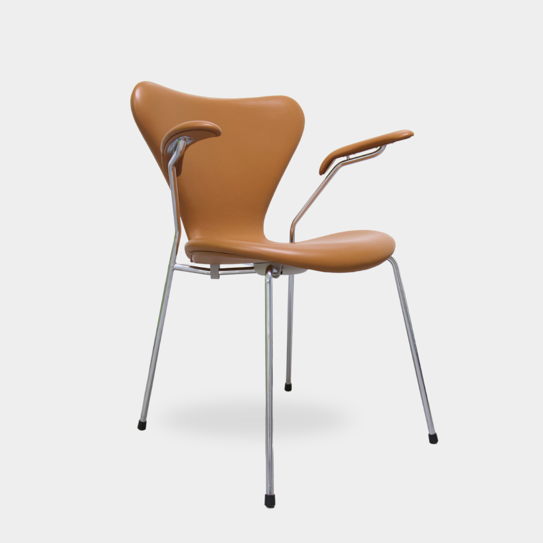 Arne Jacobsen, Syveren chair with armrests in Soft / Cognac