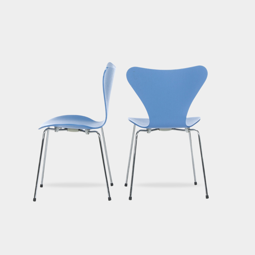 Arne Jacobsen 'Syver' stole, model 3107, i laseret lyseblå