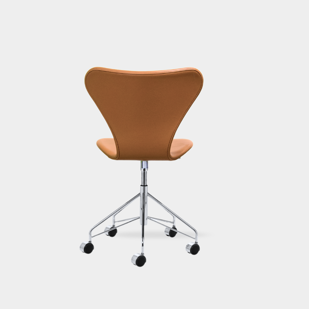 Arne Jacobsen Kontor 7’er stole – I cognac (Soft Læder) 