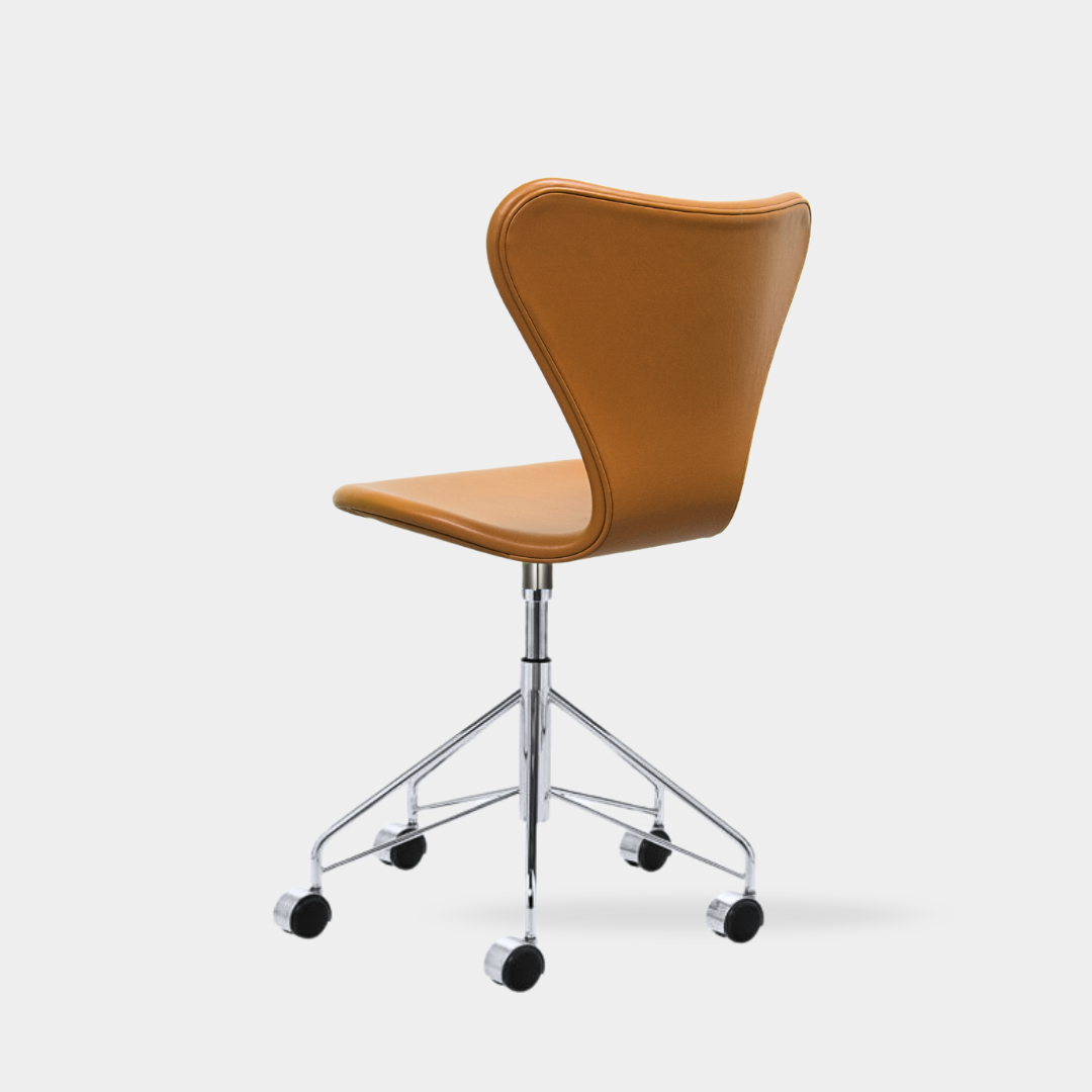 Arne Jacobsen Kontor 7’er stole – I cognac (Soft Læder) 