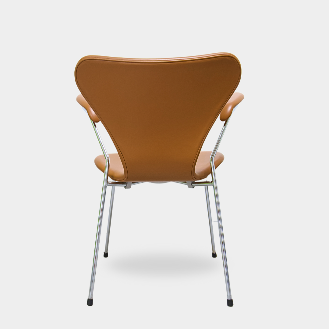 Arne Jacobsen, Syveren chair with armrests in Soft / Cognac