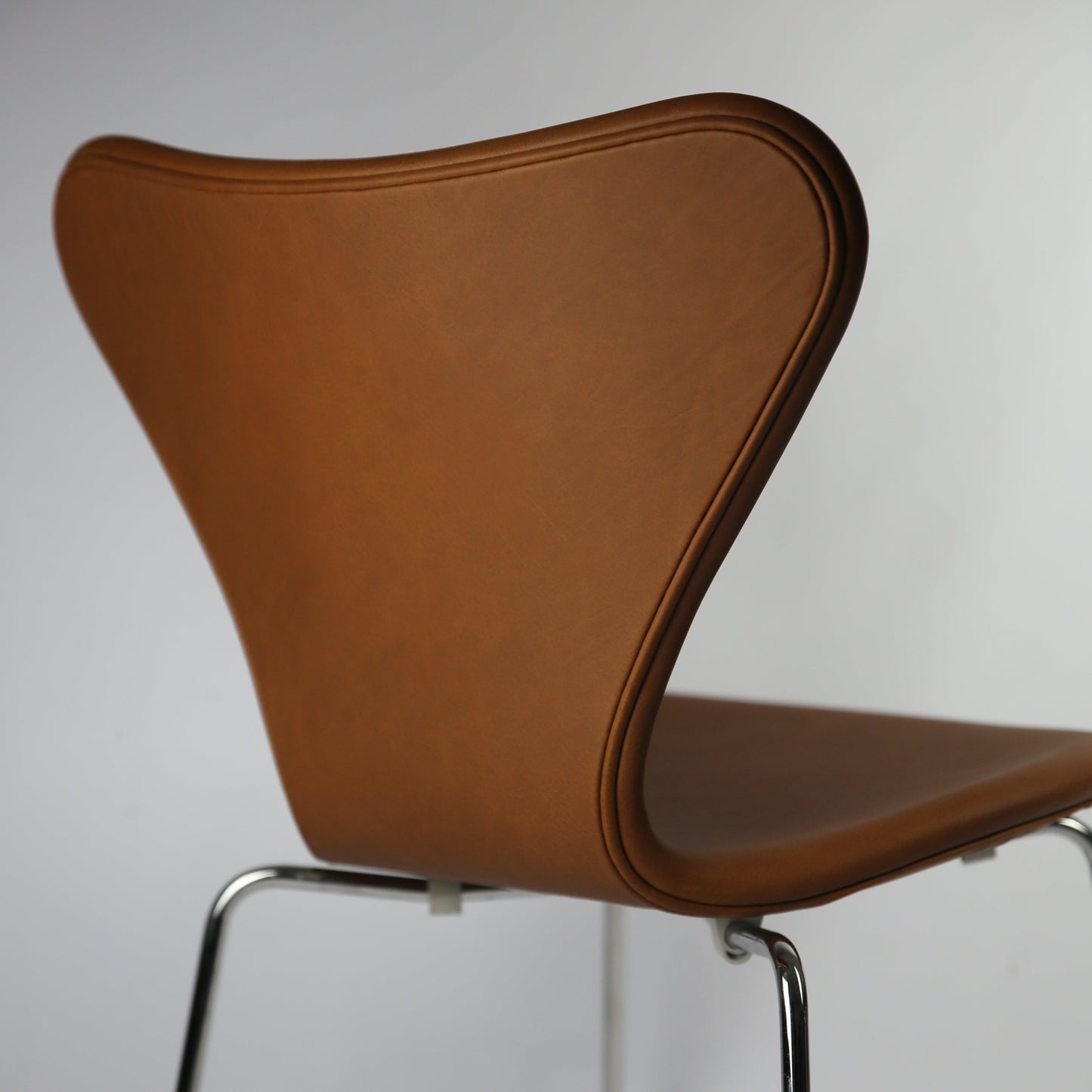 Arne Jacobsen, The Seven / Elegance Hazelnut
