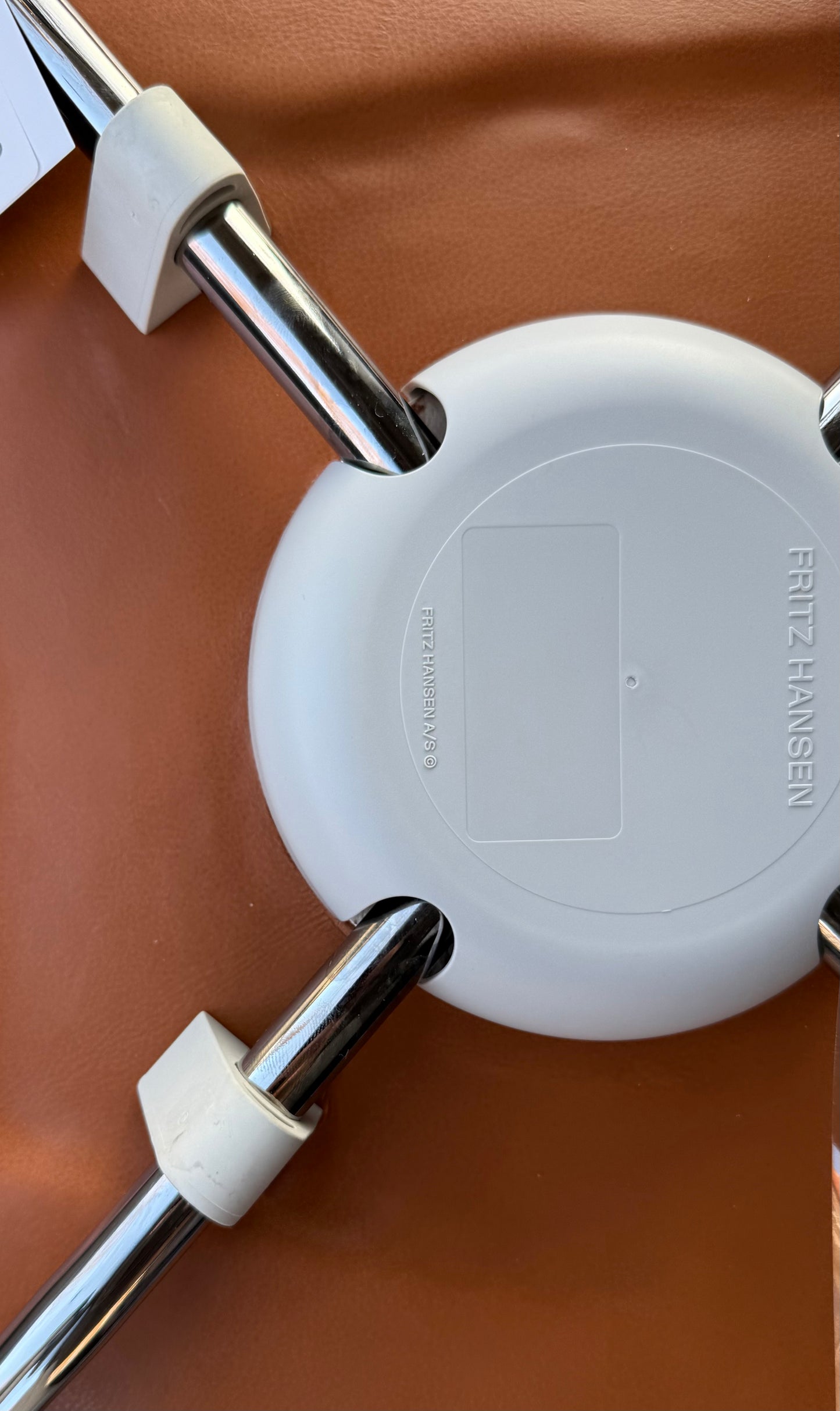 Arne Jacobsen Syveren stol i Calvados Cognac / Soft læder.