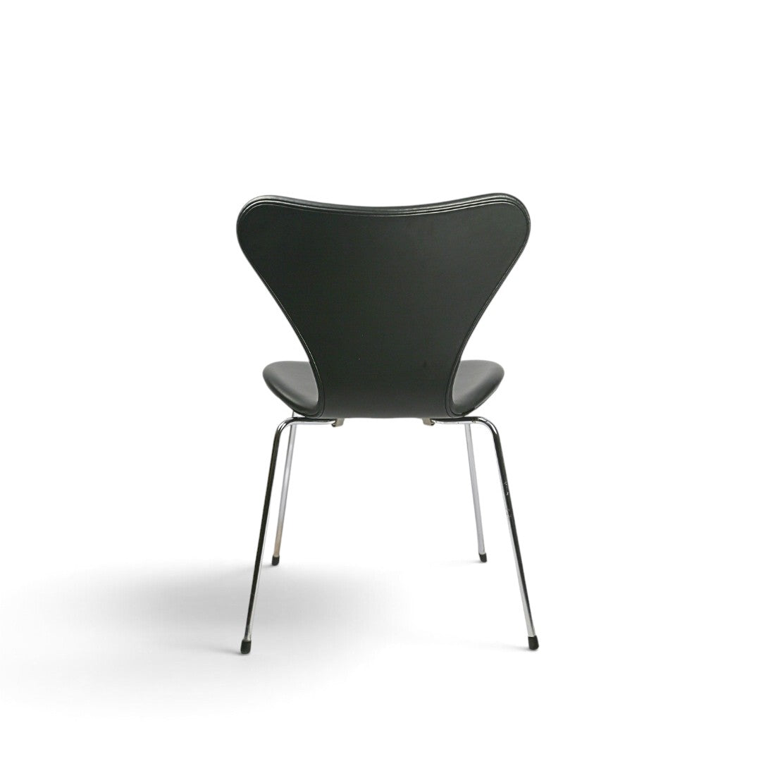AUO NORD Arne Jacobsen Syver stol model 3107 i sort soft læder med poleret stel set bagfra
