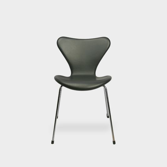 Arne Jacobsen 7'er Stolen (Model 3107) – En Tidløs Klassiker i Dansk Design
