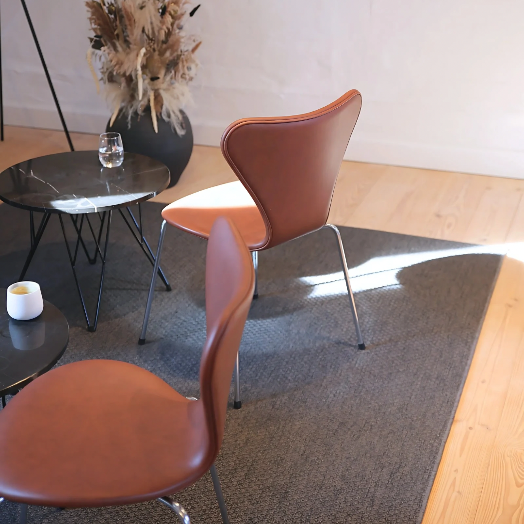 Arne Jacobsen, 7-seater chair / Classic Soft Brandy