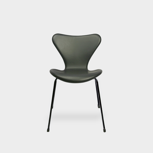 Arne Jacobsen 7 chairs in black leather with black frames