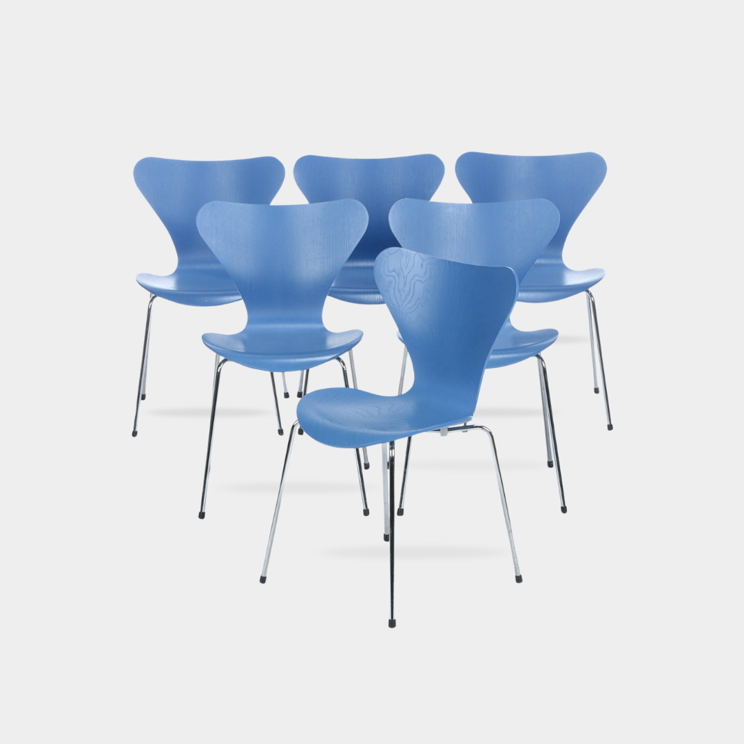 Sæt af seks Arne Jacobsen 'Syver' stole, model 3107, i laseret lyseblå