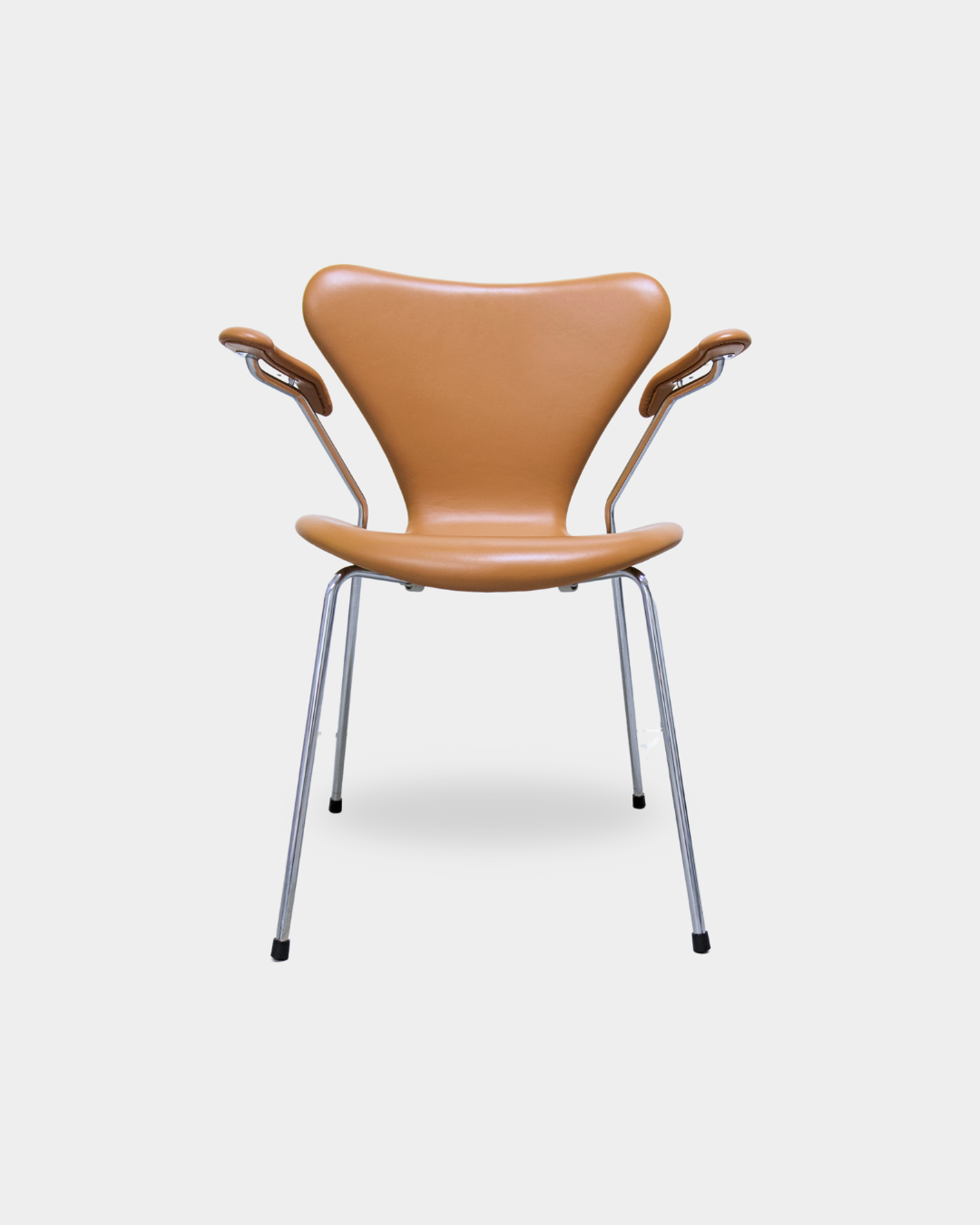 Arne Jacobsen, Syveren stol med armlæn i Soft / Cognac