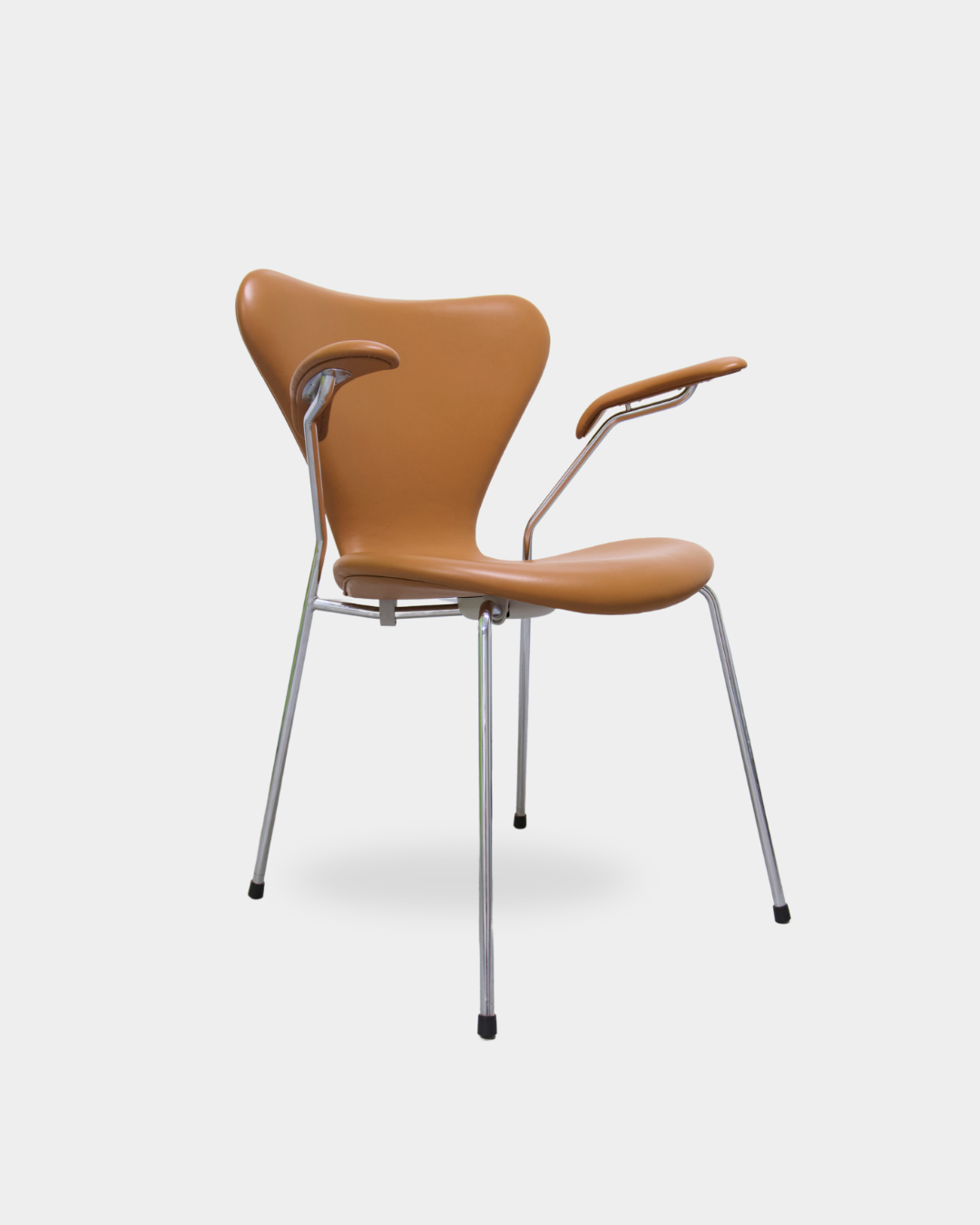 Arne Jacobsen, Syveren stol med armlæn i Soft / Cognac