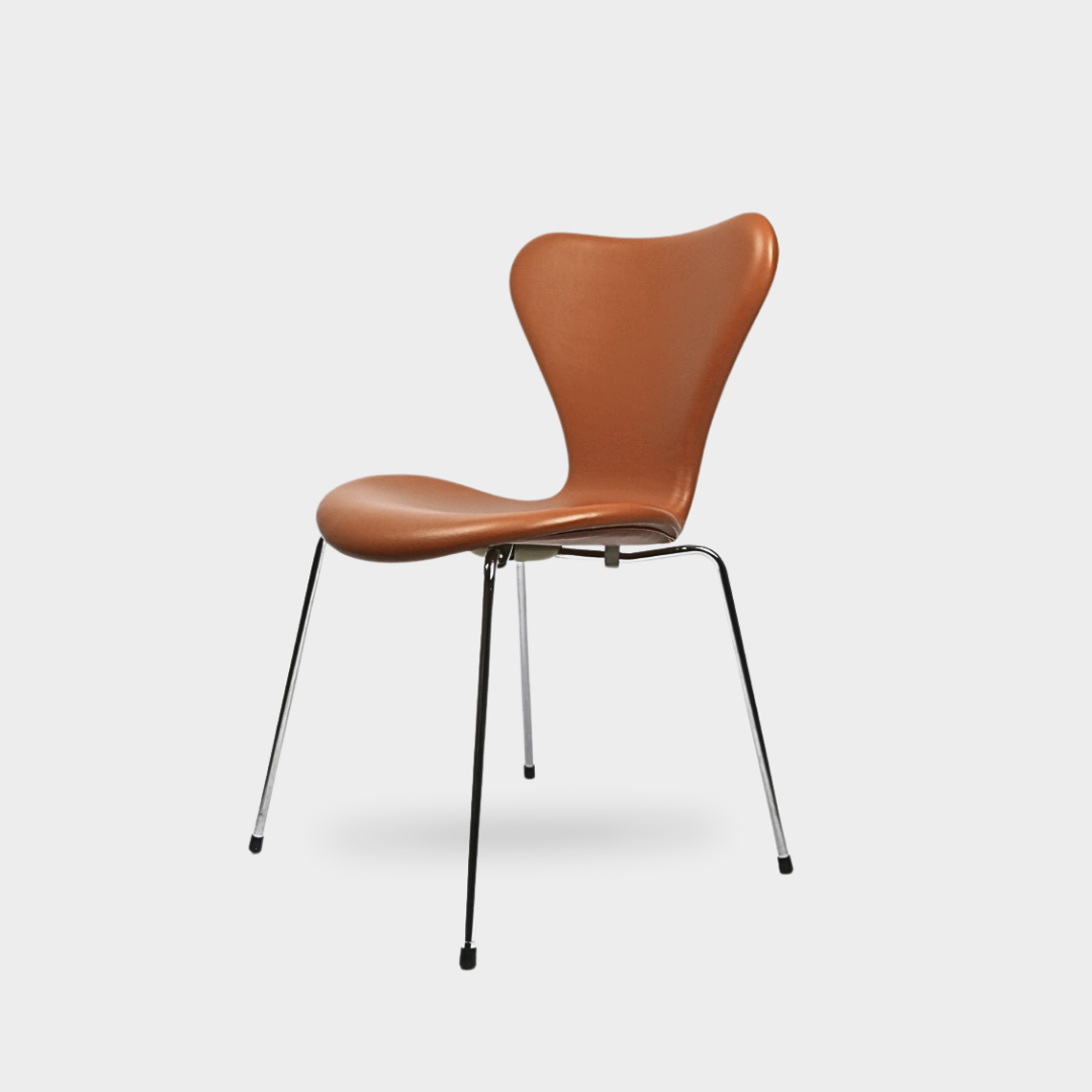 Arne Jacobsen, Syveren stol Soft / Walnut