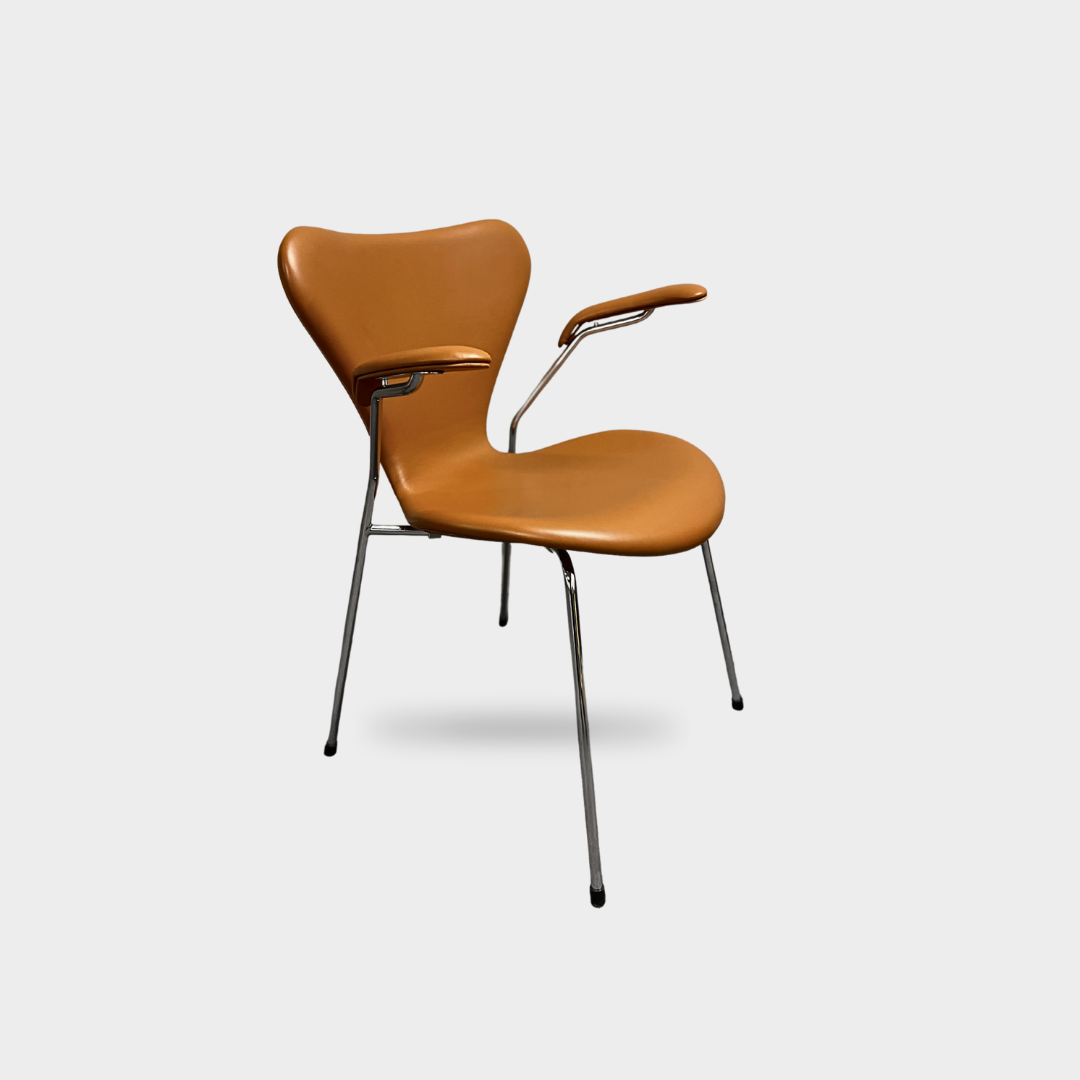 Arne Jacobsen, Syveren stol med armlæn i Soft / Cognac – AUO NORD