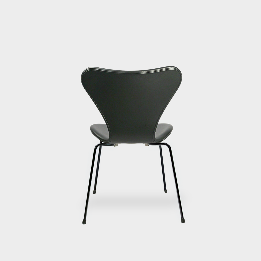 Arne Jacobsen 7 chairs in black leather with black frames