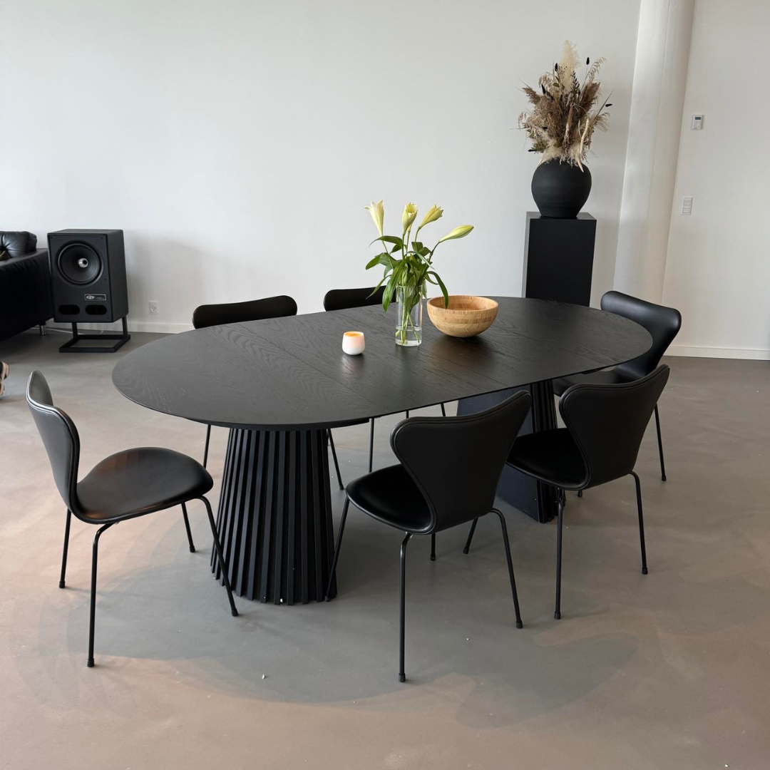 Arne Jacobsen 7 chairs in black leather with black frames