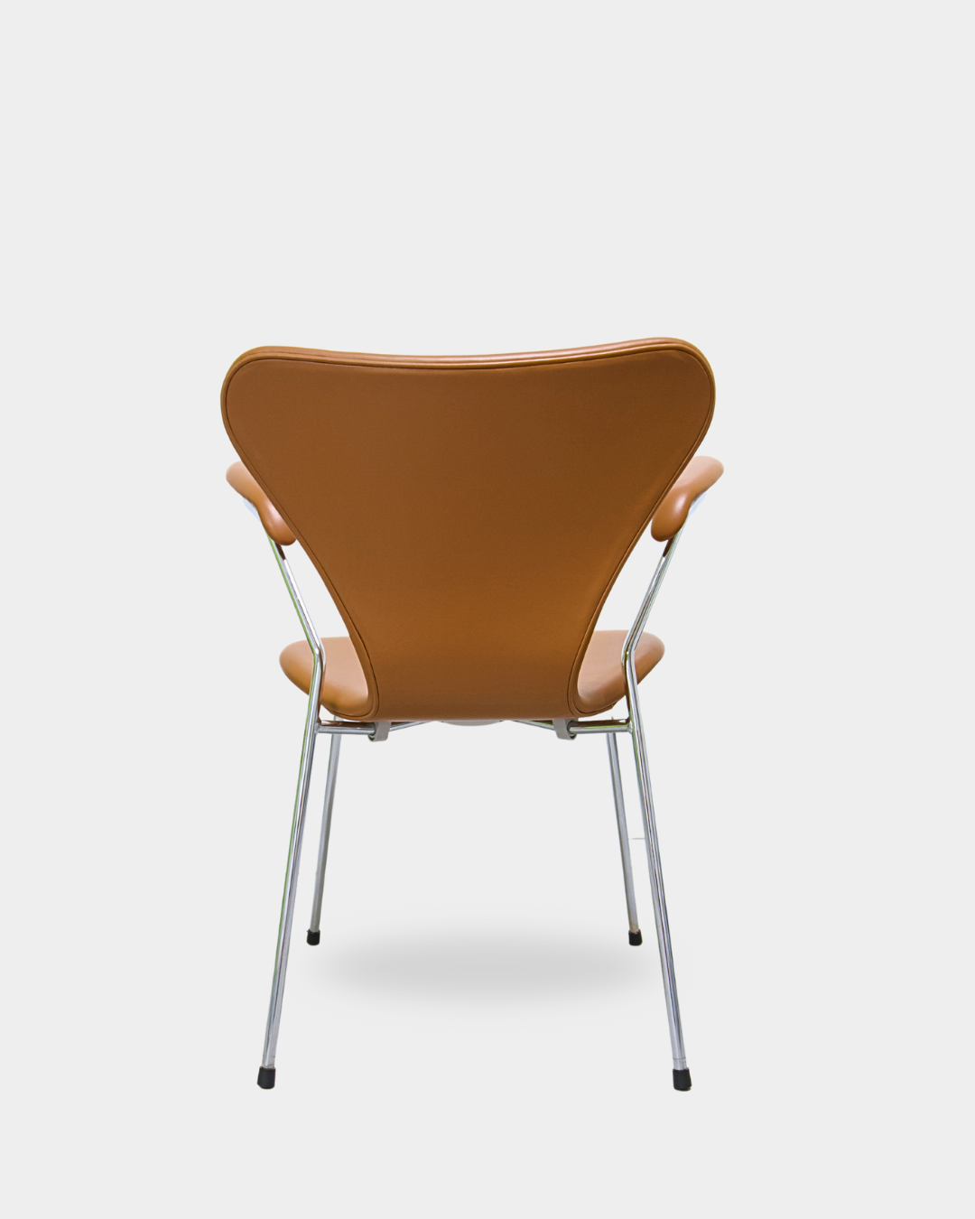 Arne Jacobsen, Syveren stol med armlæn i Soft / Cognac
