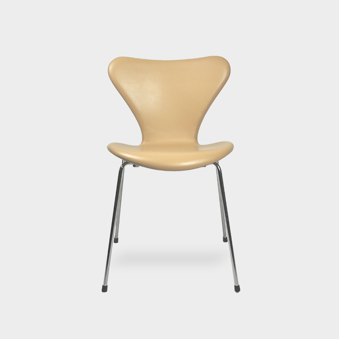 Arne Jacobsen 7-seater chair / Soft Sand