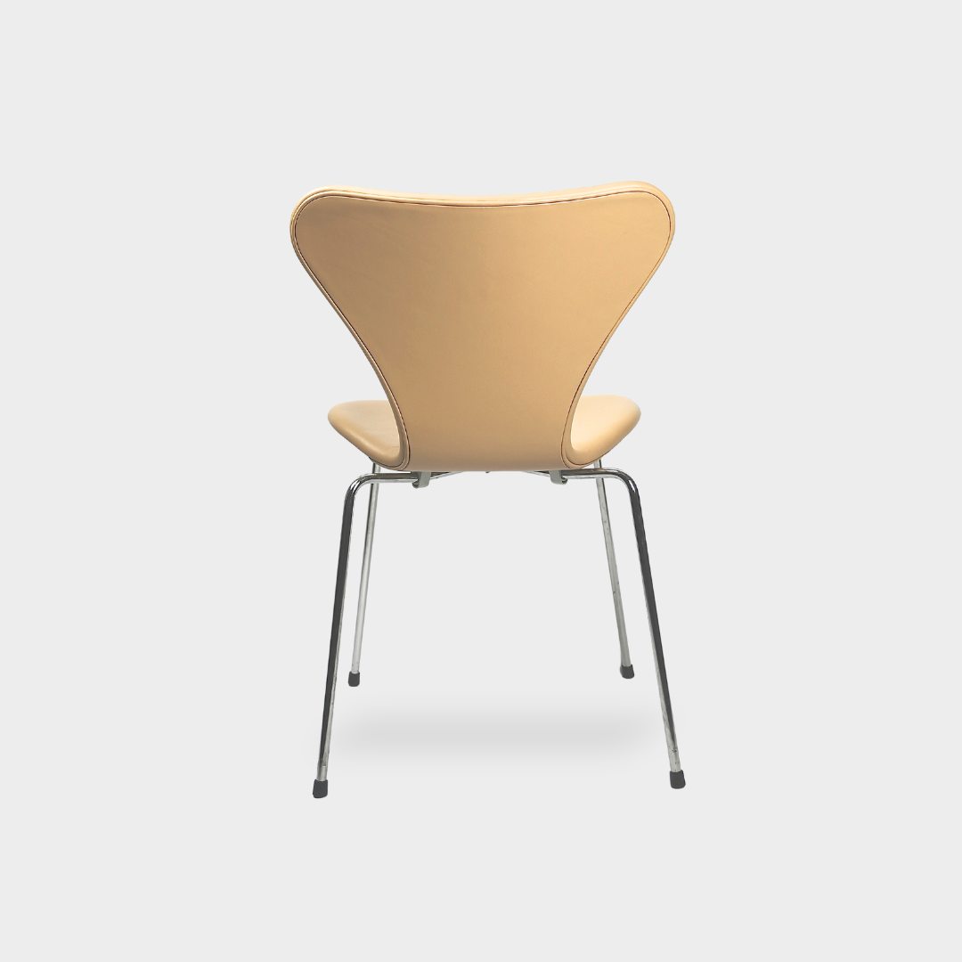 Arne Jacobsen 7-seater chair / Soft Sand