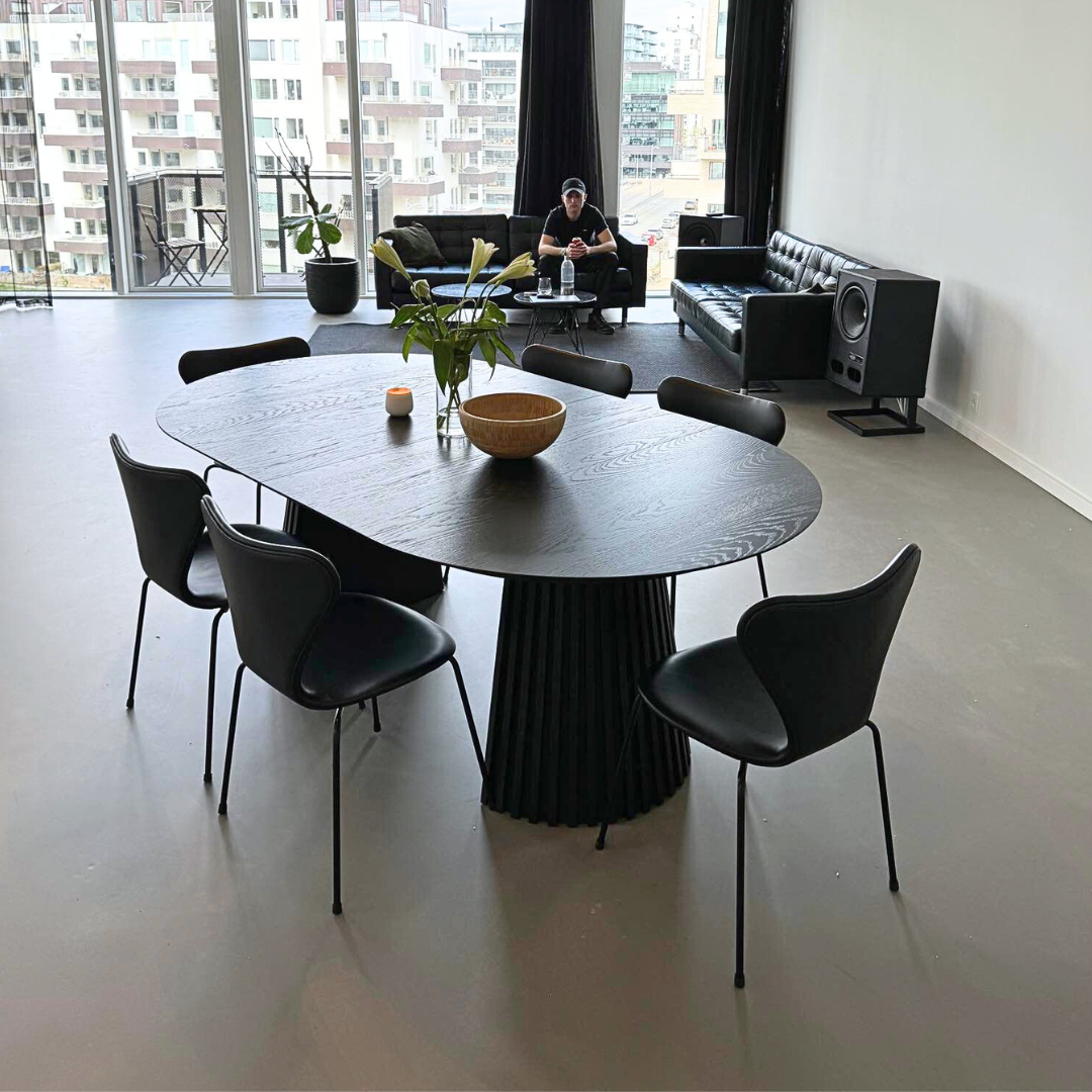 Arne Jacobsen 7 chairs in black leather with black frames