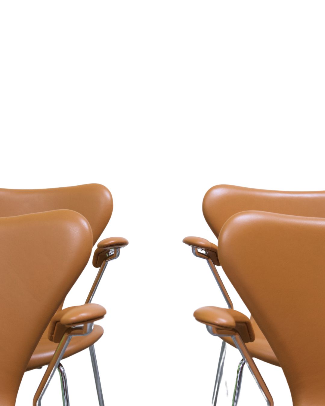 Arne Jacobsen, Syveren stol med armlæn i Soft / Cognac