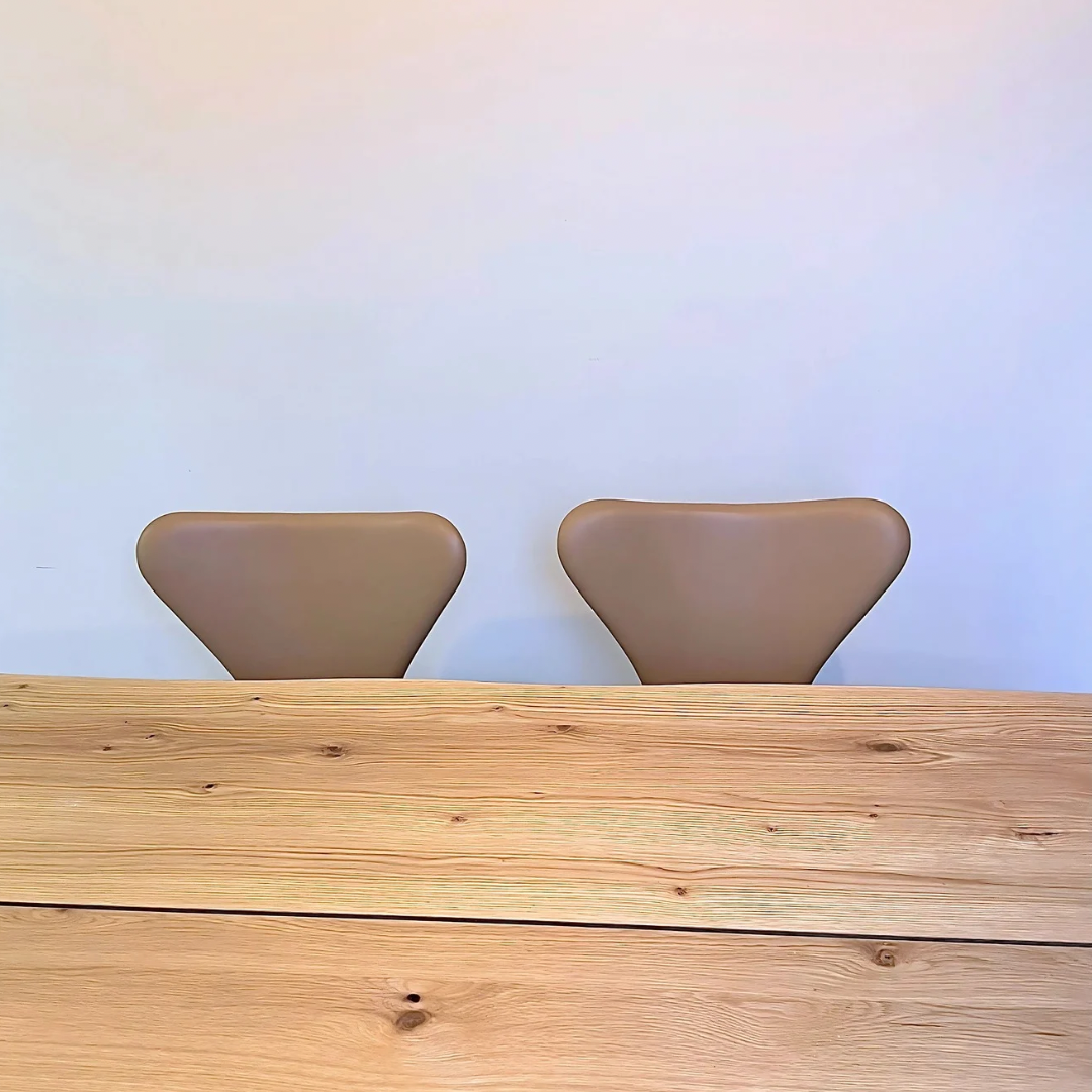 Arne Jacobsen 7-seater chair / Soft Sand