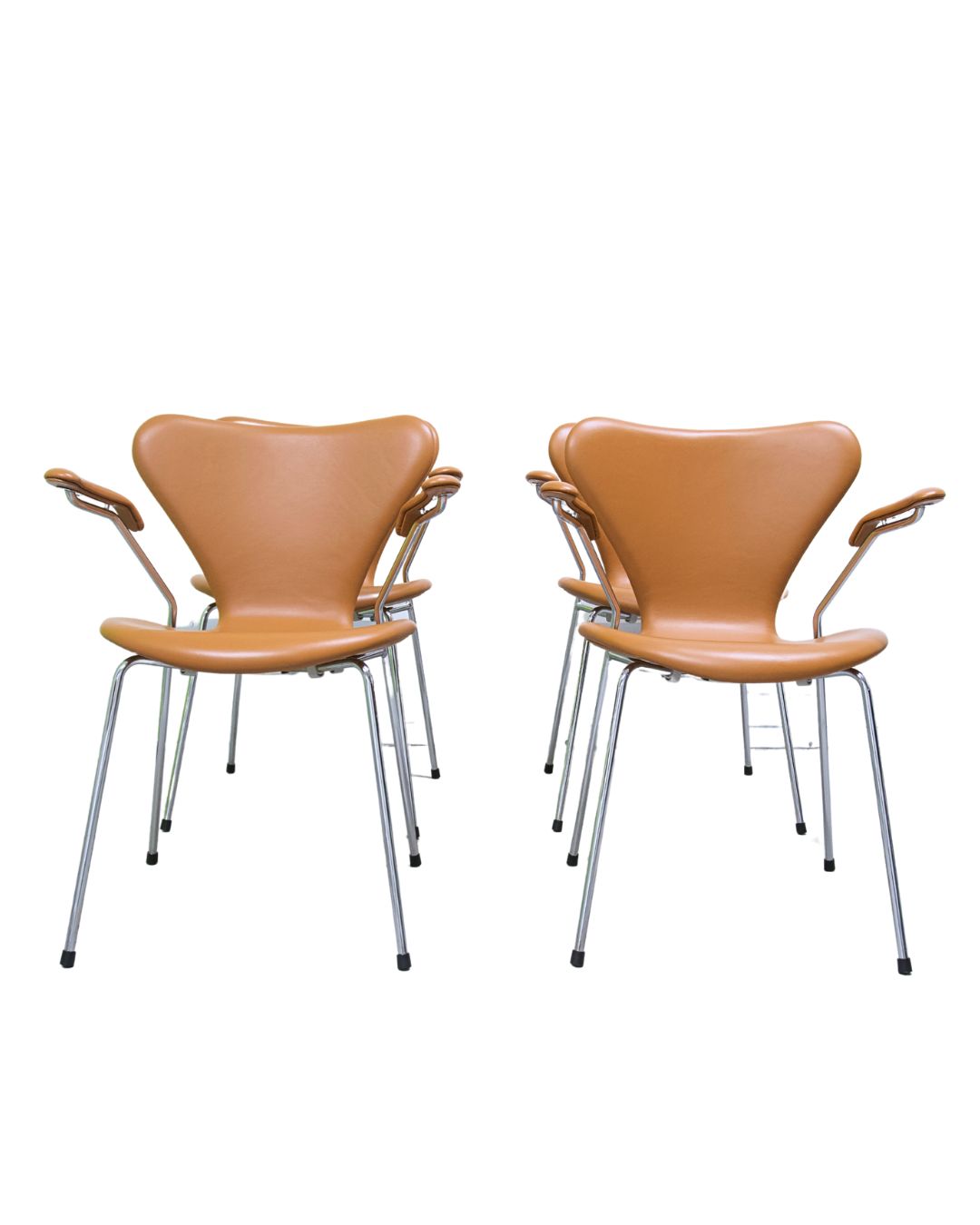 Arne Jacobsen, Syveren stol med armlæn i Soft / Cognac