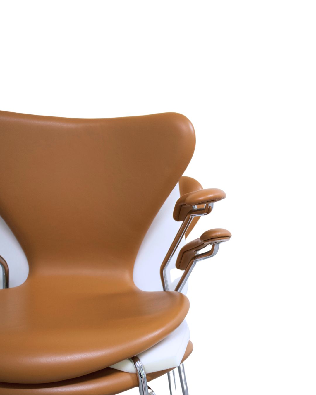 Arne Jacobsen, Syveren stol med armlæn i Soft / Cognac