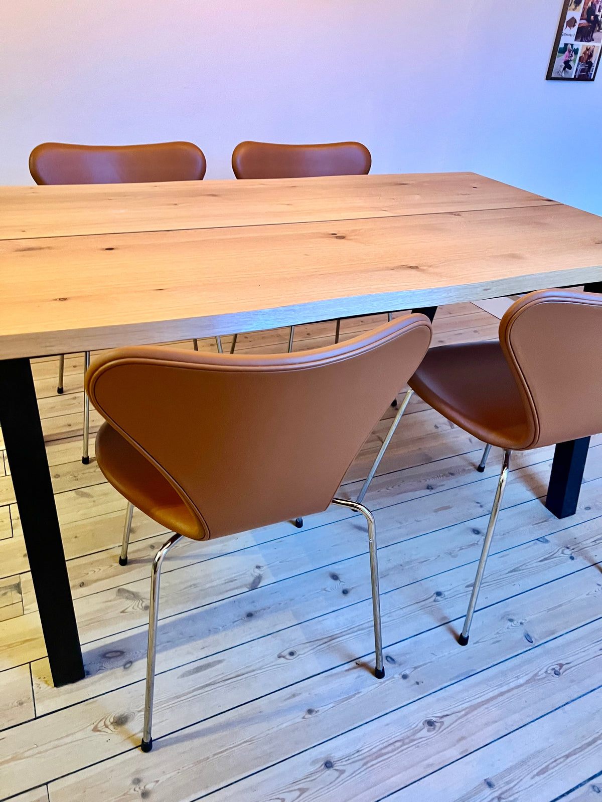 Arne Jacobsen, Syveren stol Soft / Walnut