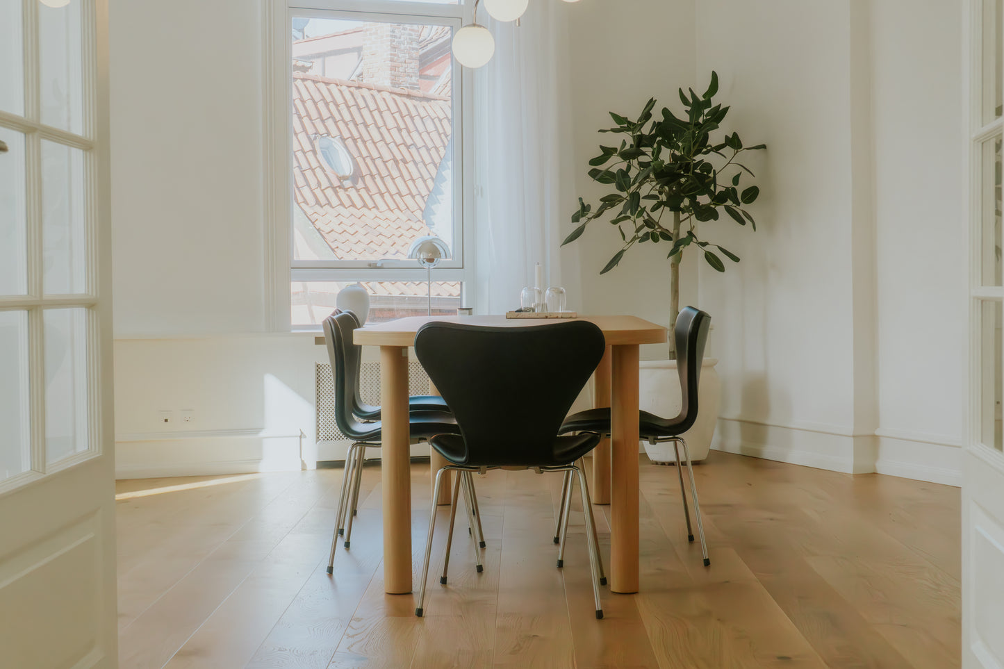 Arne Jacobsen, Syveren stol i Soft Læder/ Sort