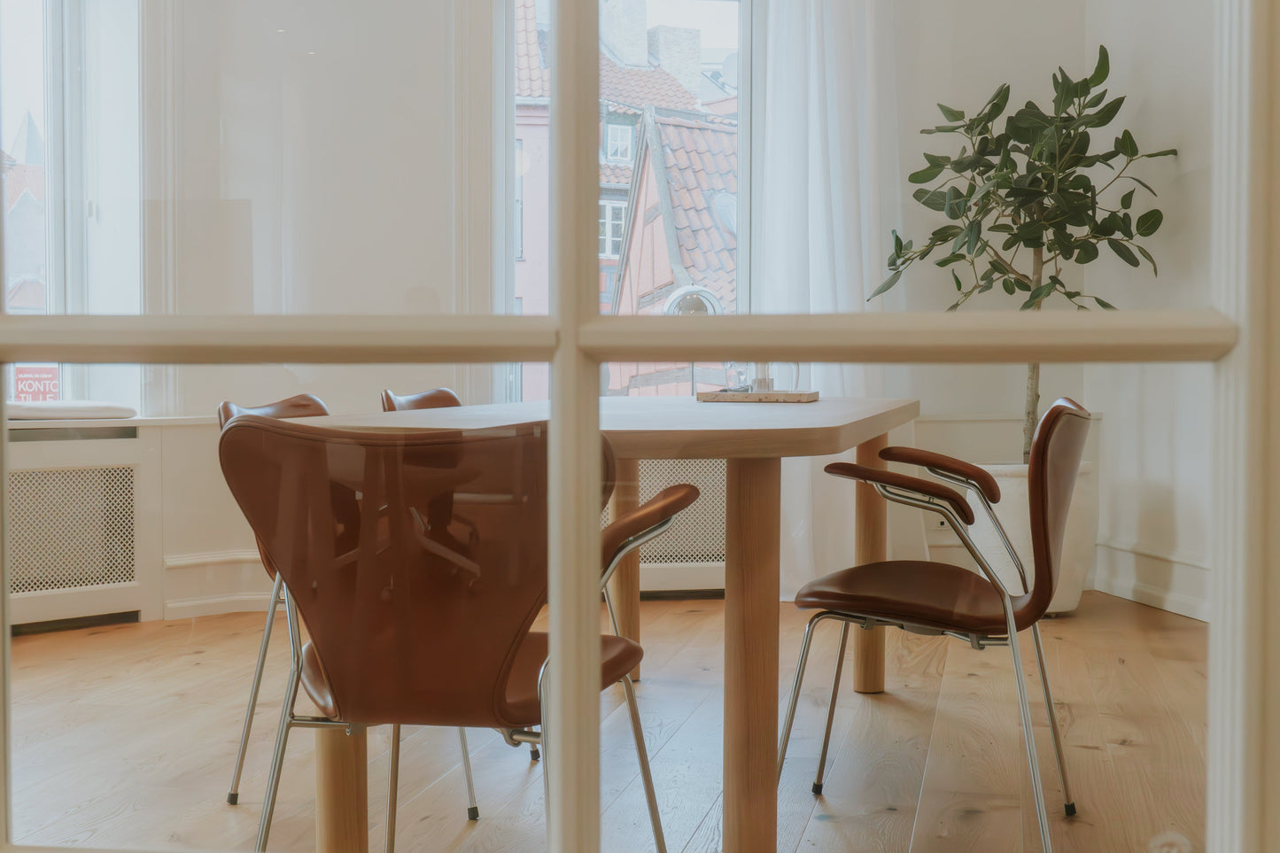 Arne Jacobsen Seven chair in Calvados Cognac / Soft leather.