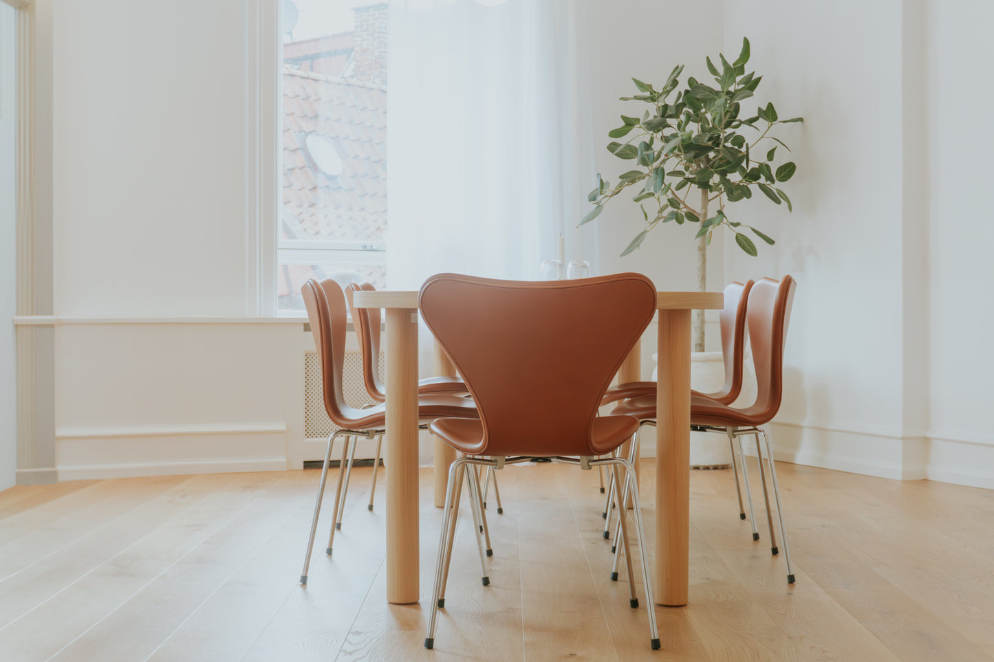 Arne Jacobsen, Syveren chair / Soft leather / Cognac
