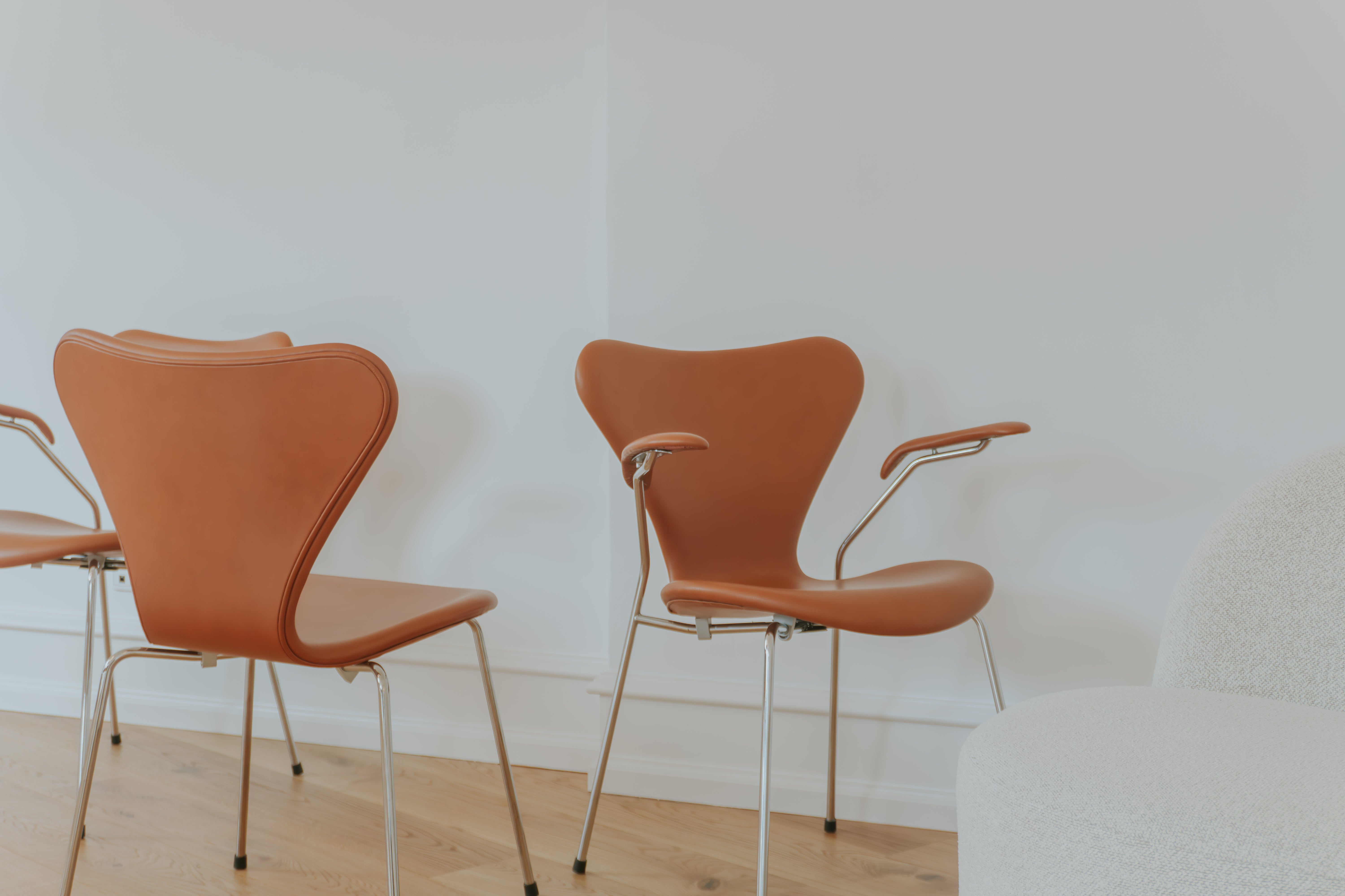 Arne Jacobsen Seven chair in Calvados Cognac / Soft leather. – AUO