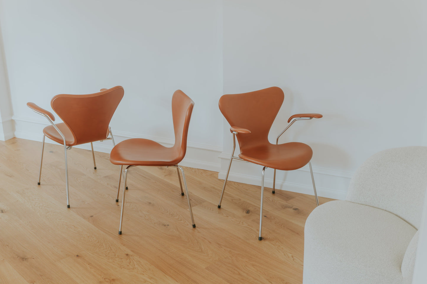 Arne Jacobsen Seven chair in Calvados Cognac / Soft leather.