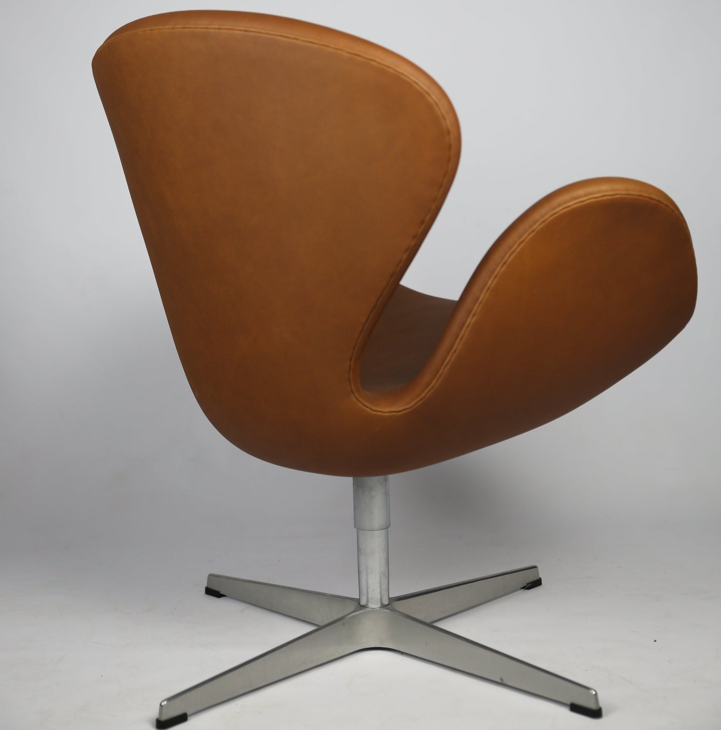 Arne Jacobsen Swan chair in Elegance Hazelnut