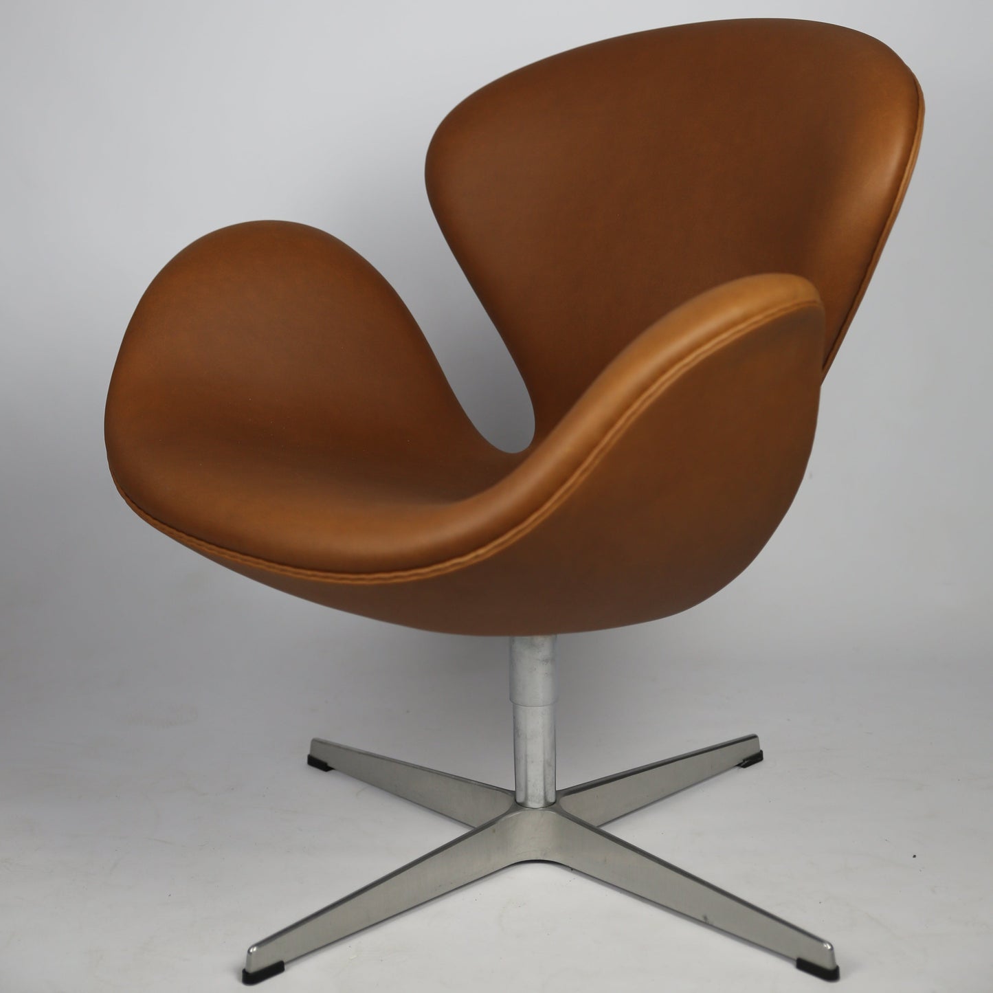 Arne Jacobsen Swan chair in Elegance Hazelnut