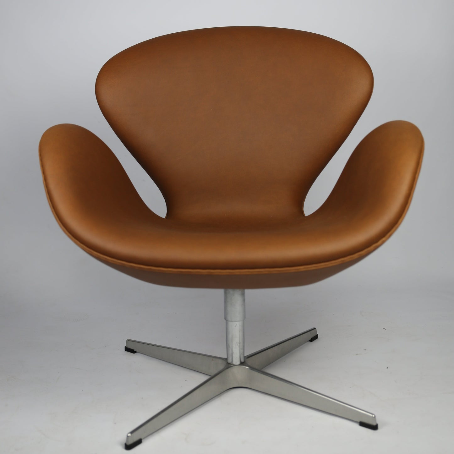 Arne Jacobsen Swan chair in Elegance Hazelnut