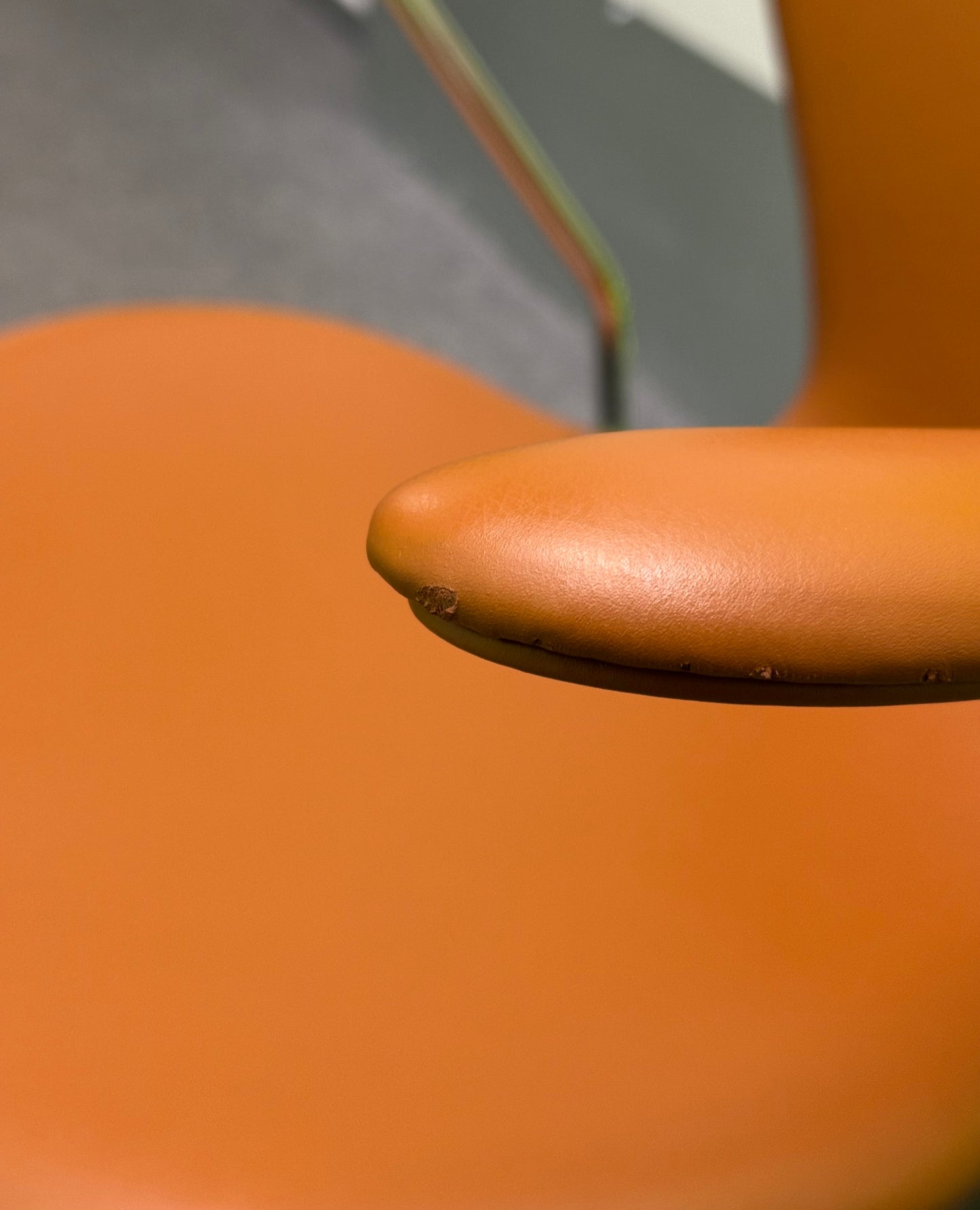 Arne Jacobsen, Syveren chair with armrests in Soft / Cognac