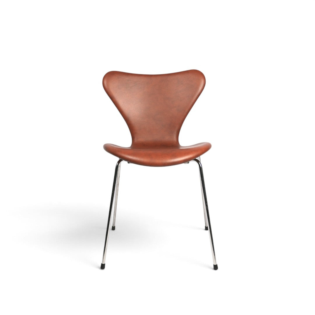 AUO NORD Arne Jacobsen 7'er stol model 3107 nypolstret i brunt Soft Brandy læder med poleret stel