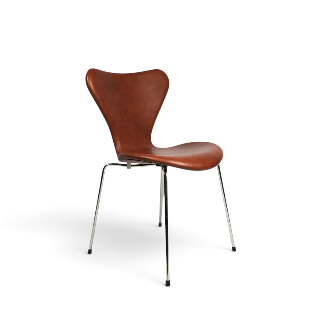 AUO NORD Arne Jacobsen 7'er stol model 3107 nypolstret i brunt Soft Brandy læder med poleret stel