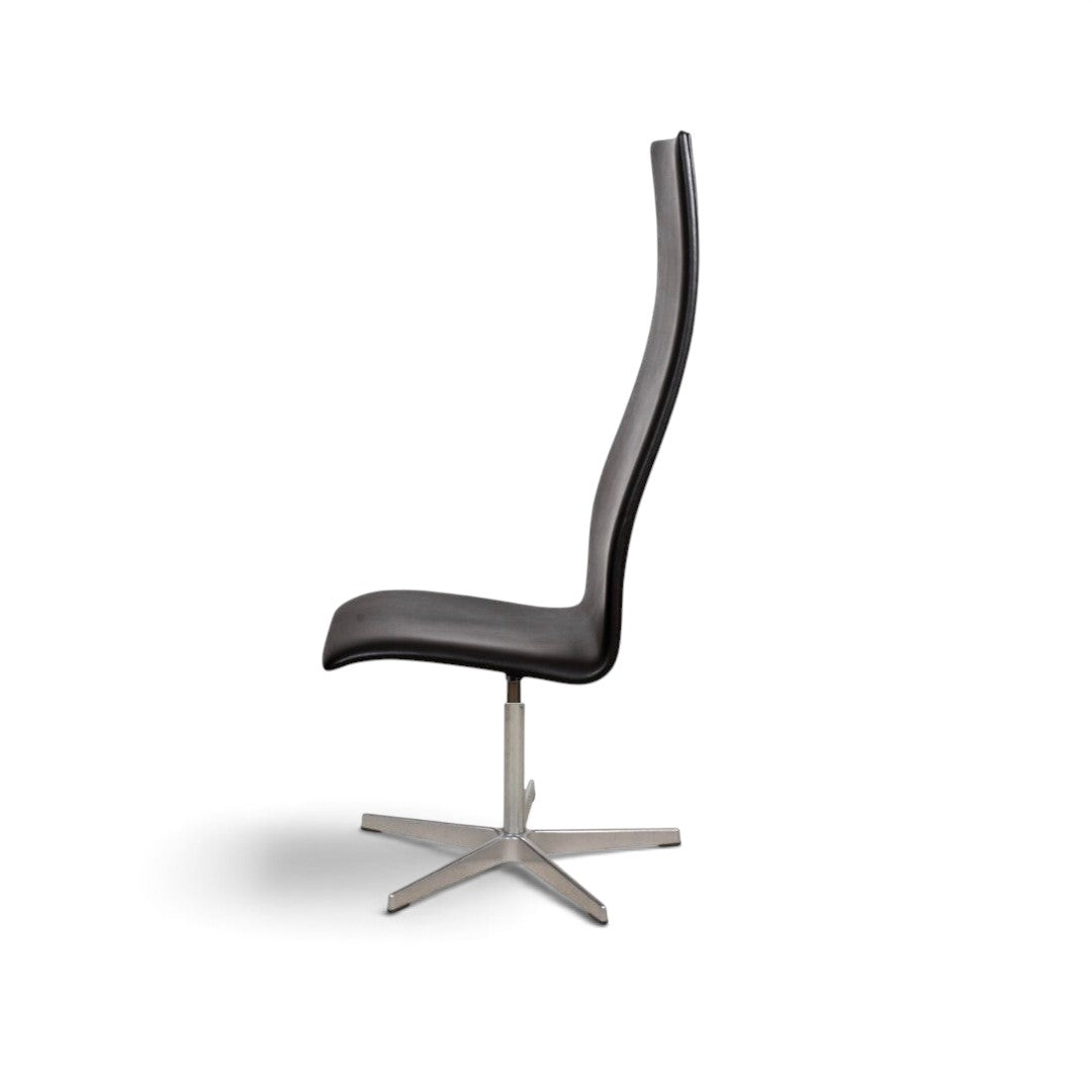 AUO NORD Arne Jacobsen Oxford kontorstol med høj ryg i sort soft læder og poleret kromstel set fra siden.