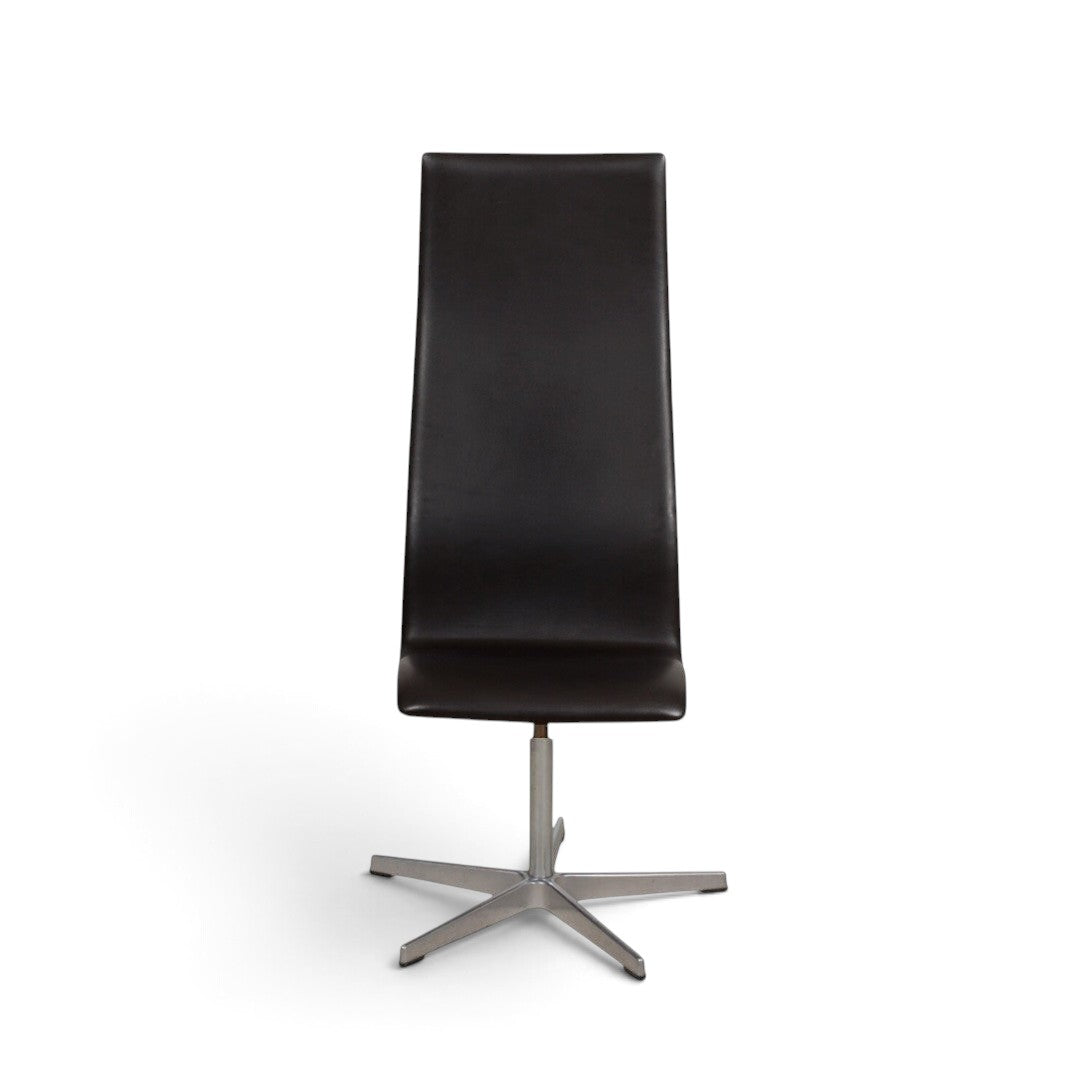 AUO NORD Arne Jacobsen Oxford kontorstol med høj ryg i sort soft læder og poleret kromstel