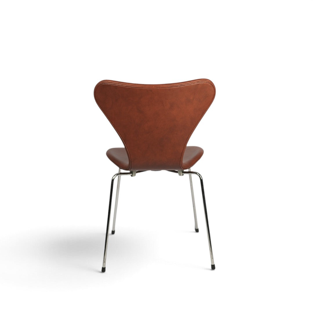 AUO NORD Arne Jacobsen 7'er stol i Soft Brandy læder med poleret stel set bagfra