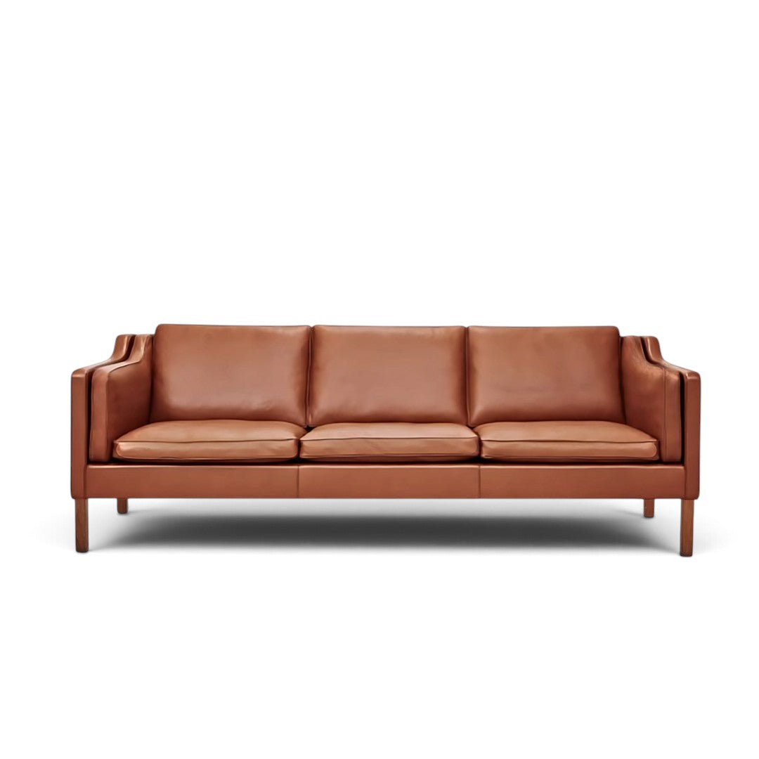 AUO NORD Børge Mogensen model 2213 3-personers sofa i cognacfarvet læder med træben og nye dunhynder.