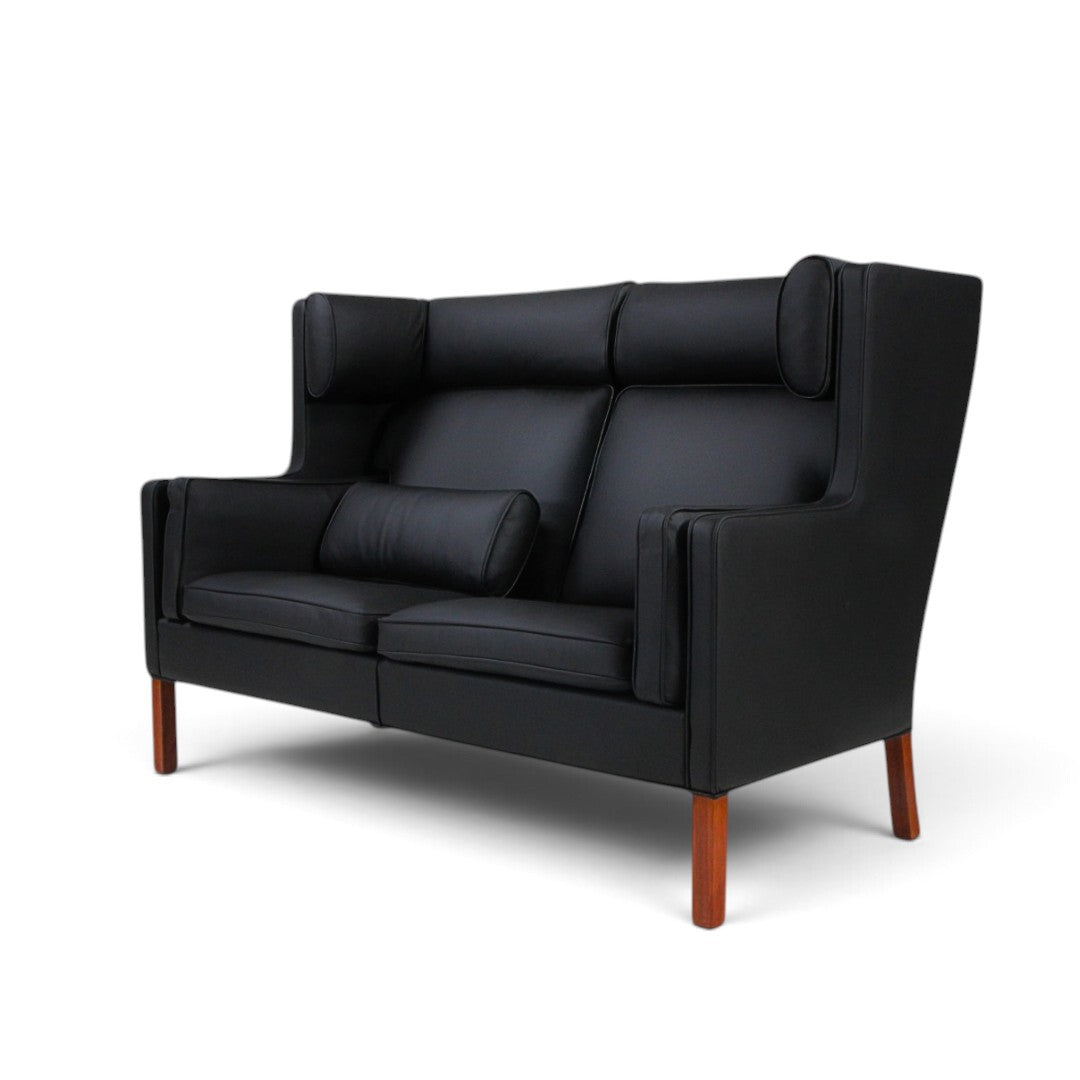 AUO NORD Børge Mogensen model 2192 kupé sofa i sort semi-anilin læder med ben i valnød