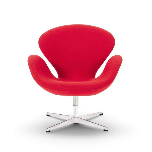 AUO NORD Svanen lænestol af Arne Jacobsen betrukket med klassisk rød uld og monteret på et stjerneformet metalstel