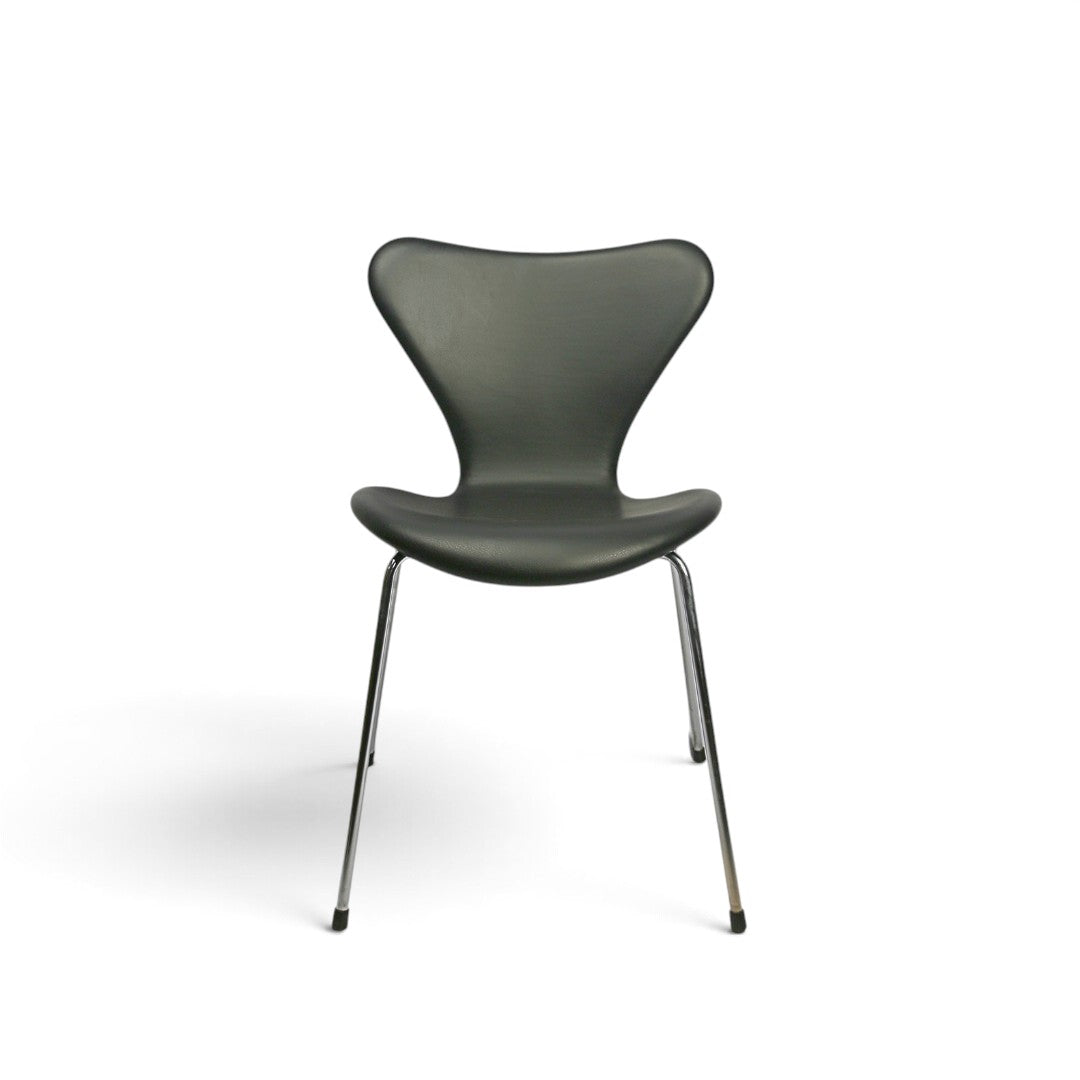 AUO NORD Arne Jacobsen Syver stol model 3107 i sort soft læder med poleret stel