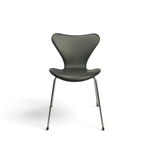 AUO NORD Arne Jacobsen Syver stol model 3107 i sort soft læder med poleret stel