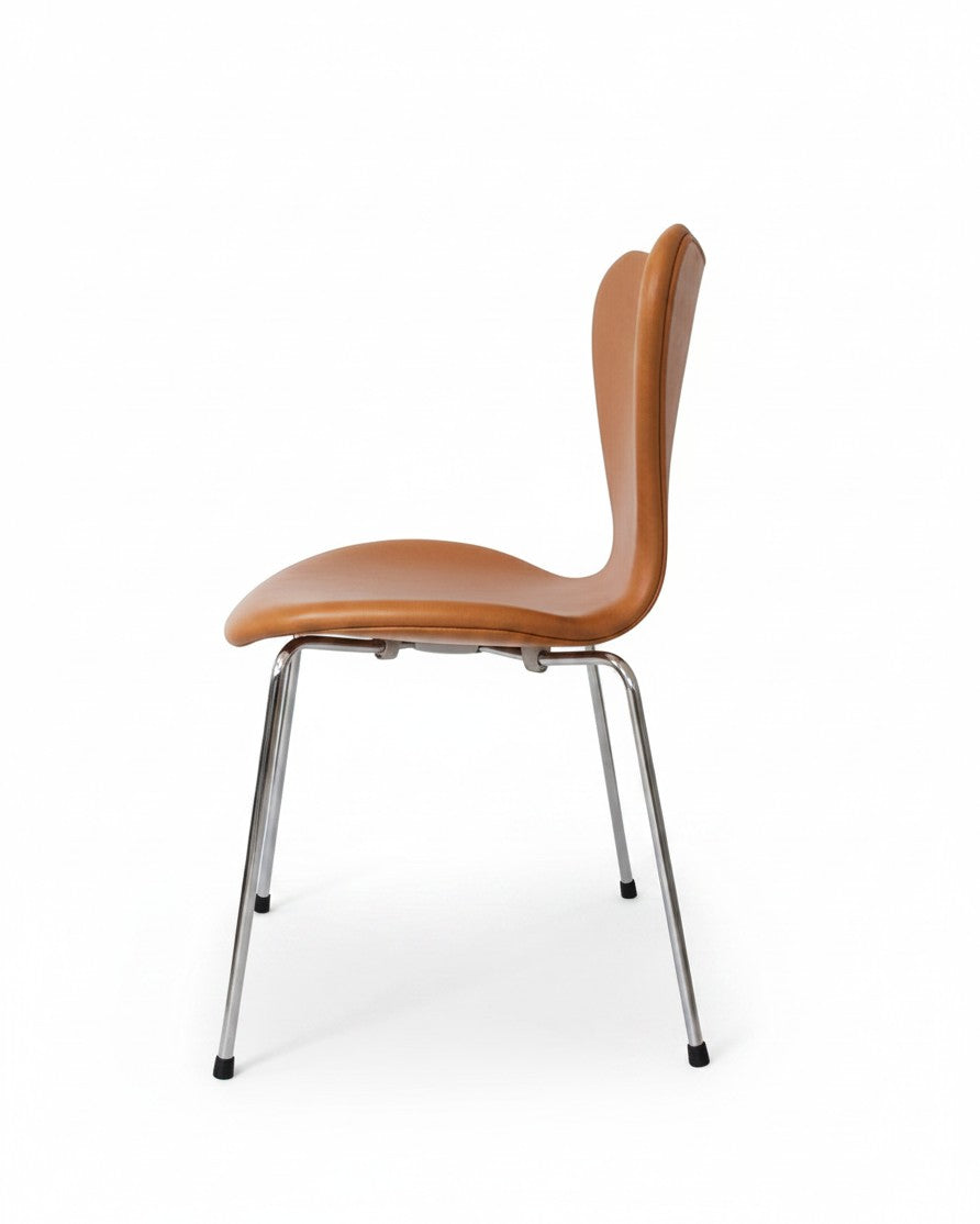 AUO NORD Arne Jacobsen Syveren stol i cognac semi-anilin læder med poleret stålstel set fra siden