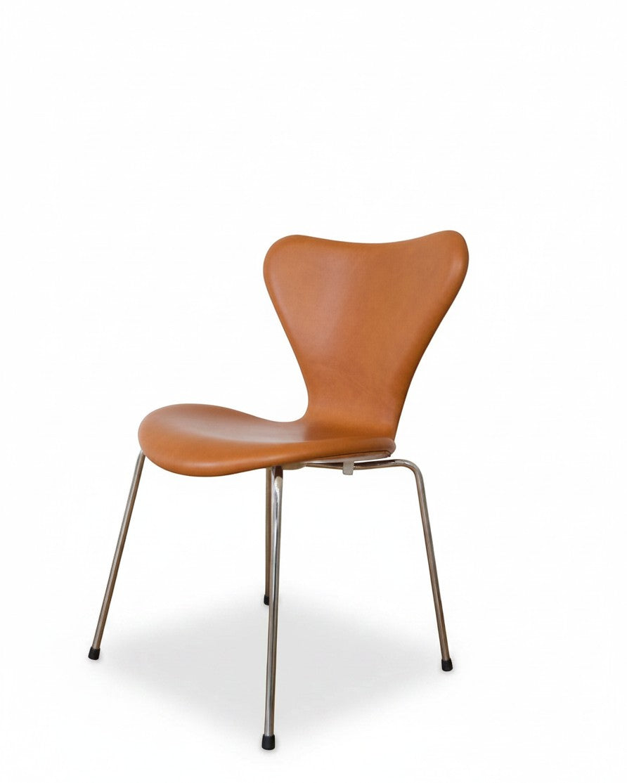 AUO NORD Arne Jacobsen Syveren stol model 3107 nypolstret i cognac semi-anilin læder med poleret stålstel